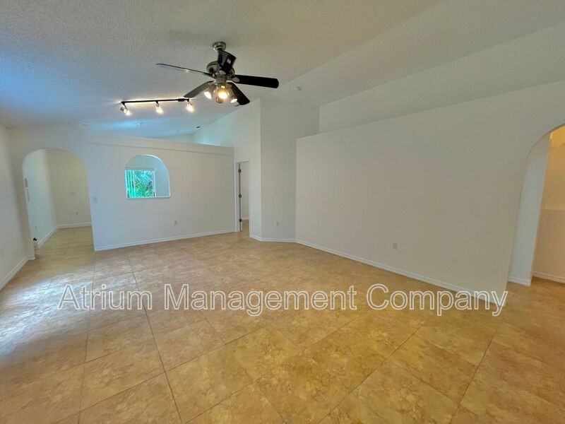 371 Placid Lake Dr - Photo 2 of 20