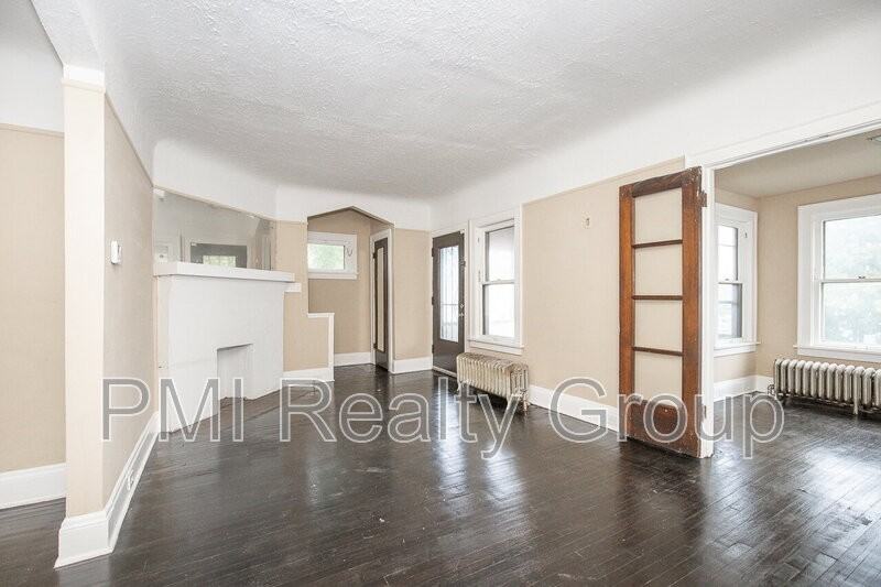 888 Evangeline Rd - Photo 4 of 30