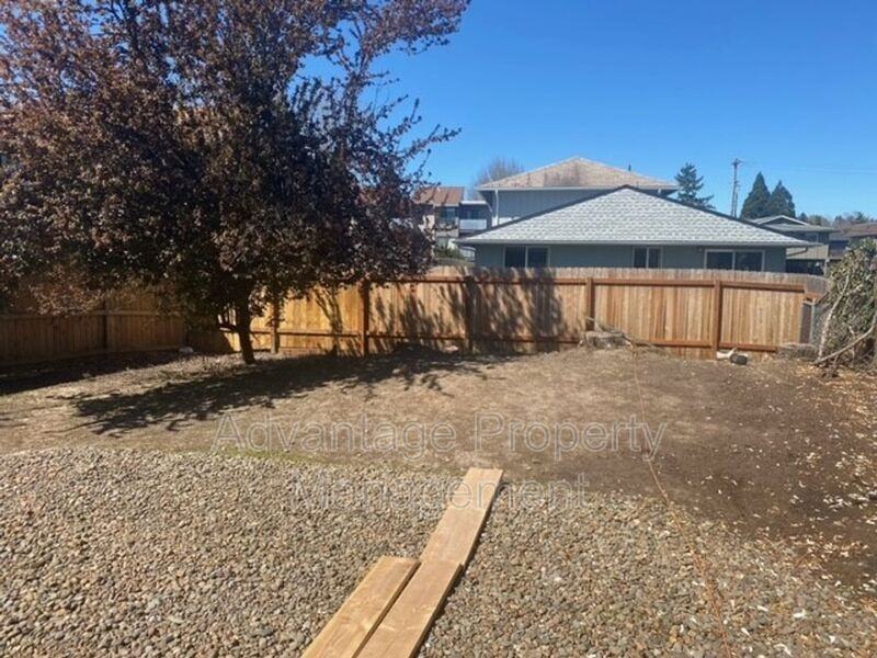 1831 Nw Grant Cir - Photo 2 of 17