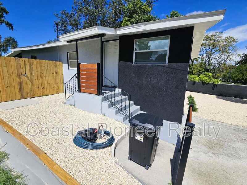 15233 Omaha St - Photo 3 of 23