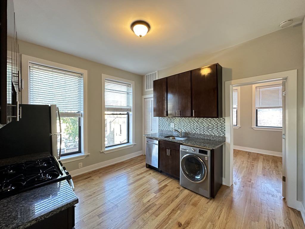 627 W Oakdale Ave #4 - Photo 2 of 21