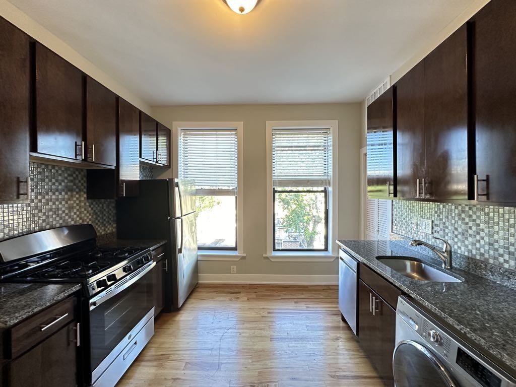 627 W Oakdale Ave #4 - Photo 3 of 21