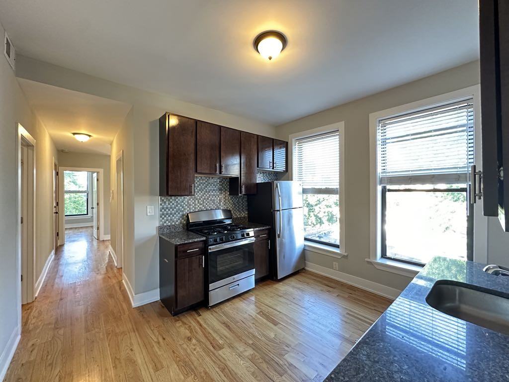 627 W Oakdale Ave #4 - Photo 4 of 21