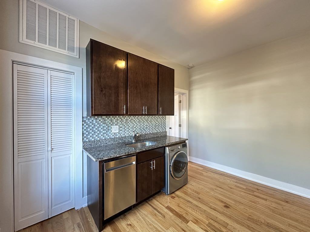 627 W Oakdale Ave #4 - Photo 5 of 21