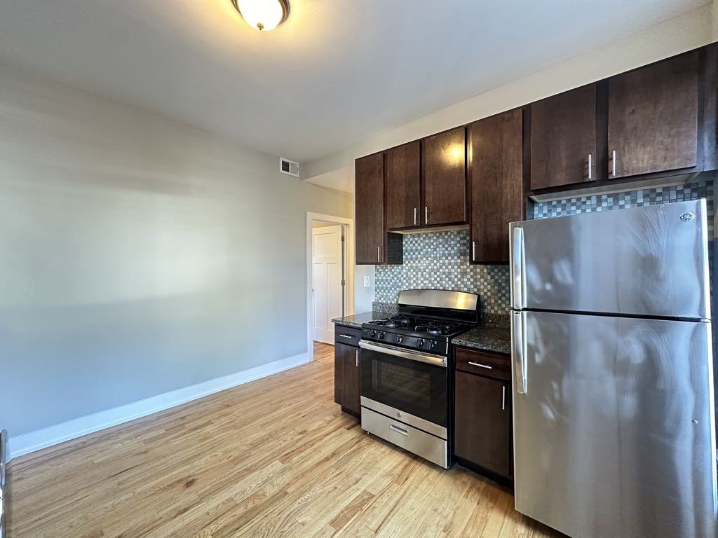 627 W Oakdale Ave #4 - Photo 6 of 21
