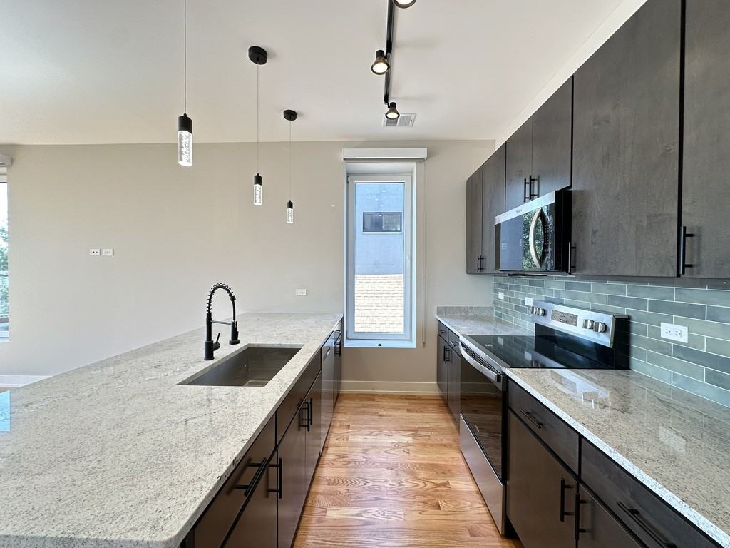 2100 West 18th Place #302 - Photo 3 of 21