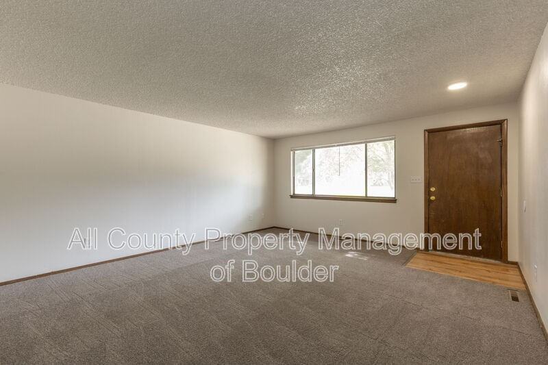 214 E Saint Clair Ave - Photo 4 of 15
