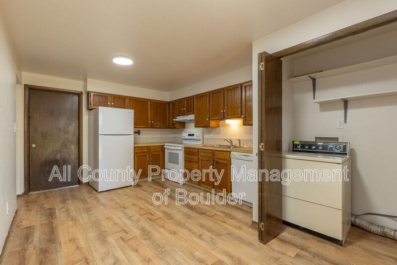 214 E Saint Clair Ave - Photo 7 of 15