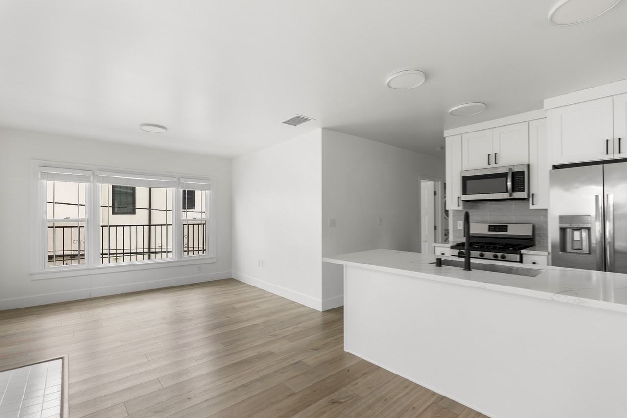 743 N Occidental Boulevard - Photo 3 of 18