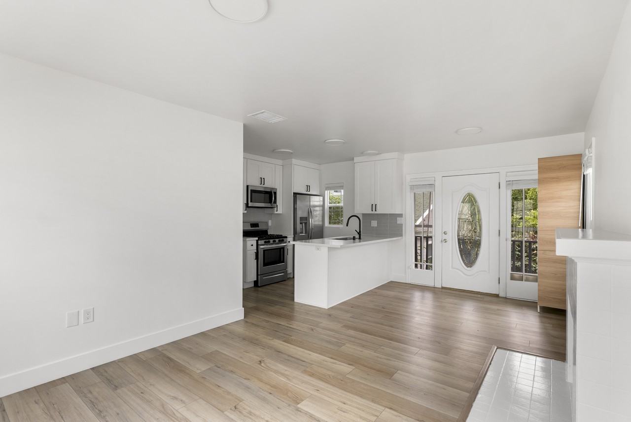 743 N Occidental Boulevard - Photo 5 of 18