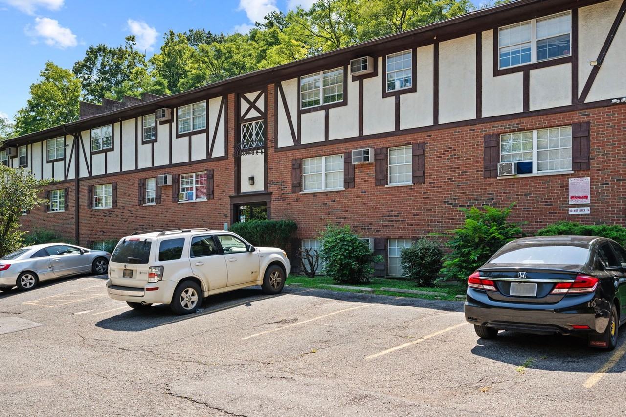 ✨ January Special: $899/month Charming 1 - Photo 3 of 27