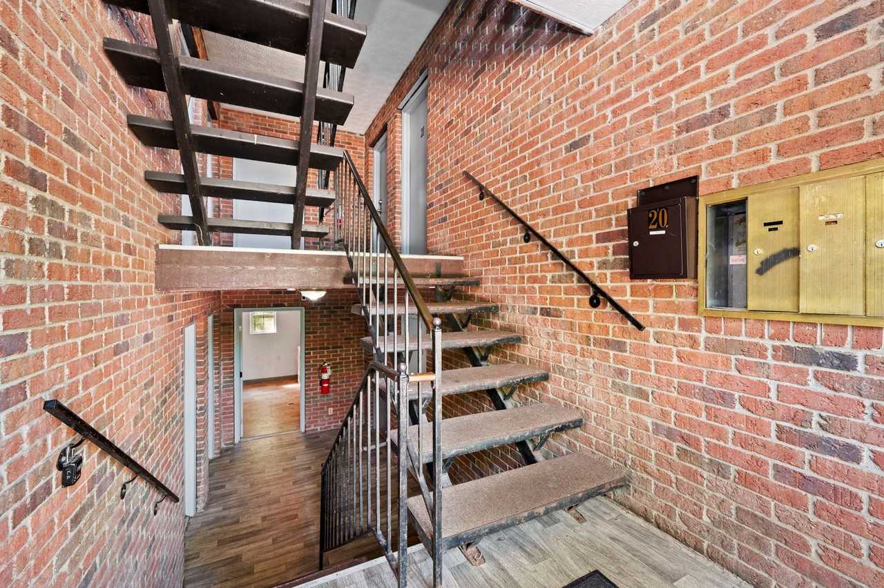 ✨ January Special: $899/month Charming 1 - Photo 4 of 27