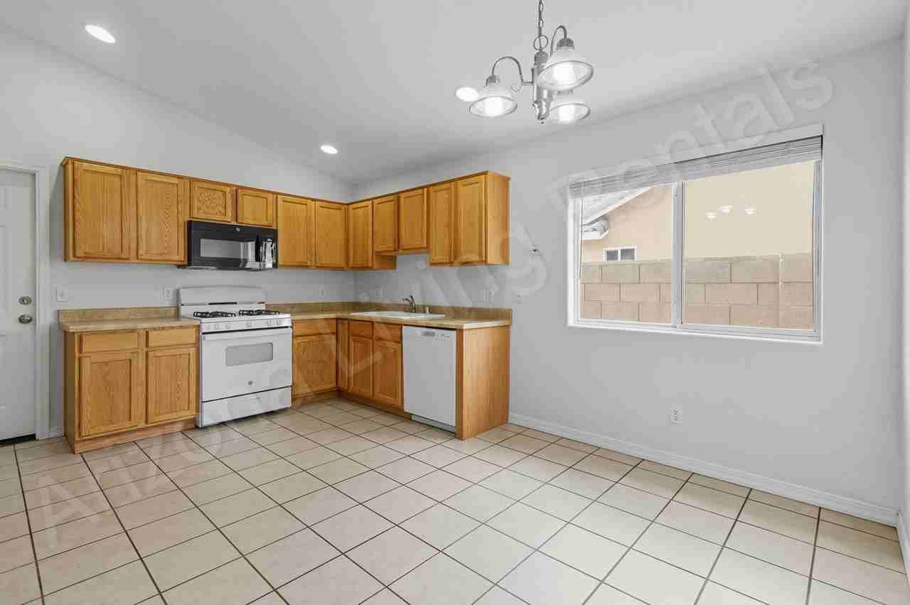 2811 Harrod Ave - Photo 4 of 18