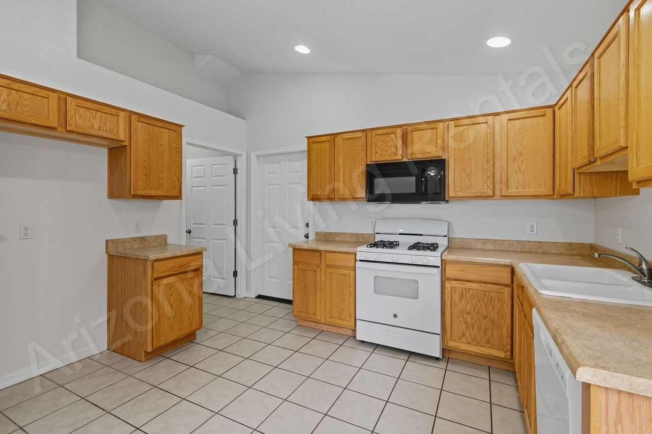 2811 Harrod Ave - Photo 5 of 18