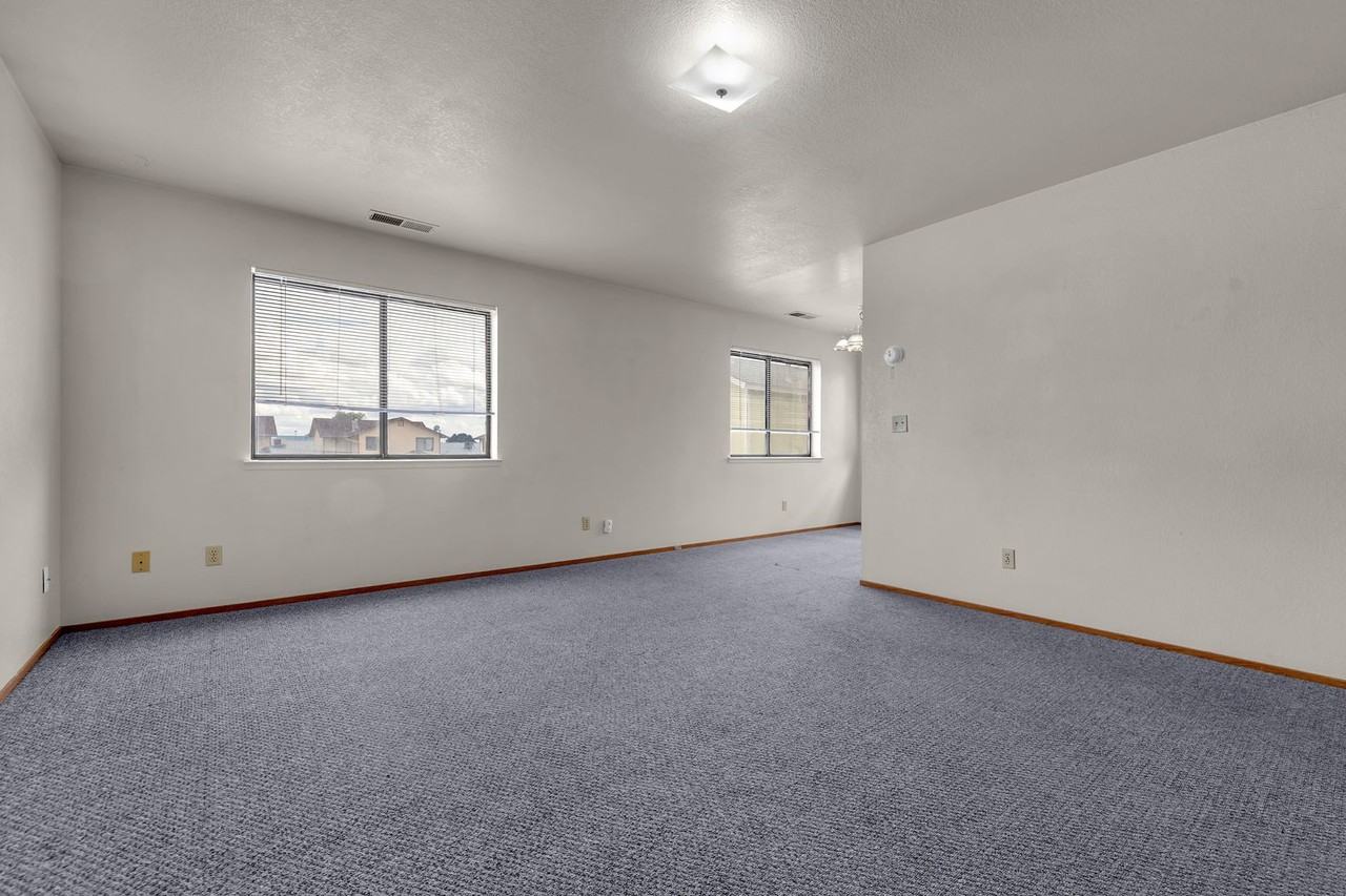 565 Timothy Way - Photo 3 of 24