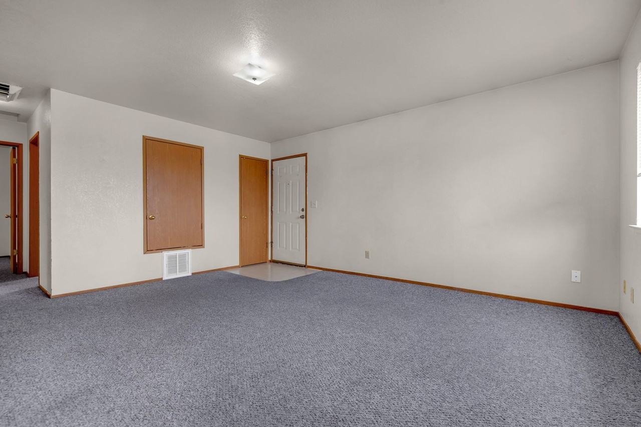 565 Timothy Way - Photo 5 of 24