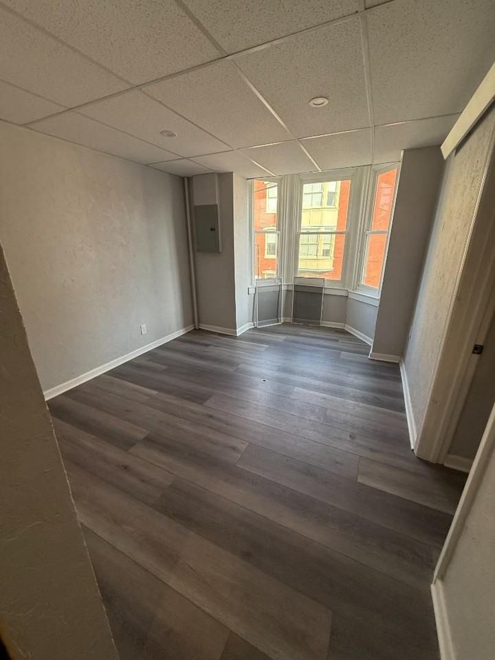 401 W Market St - Photo 3 of 7