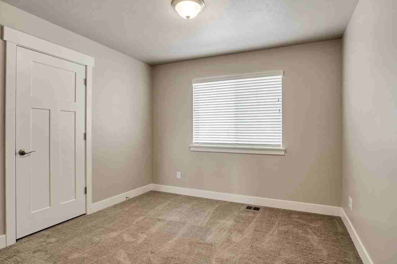 1715 E Aspen Loop - Photo 3 of 17