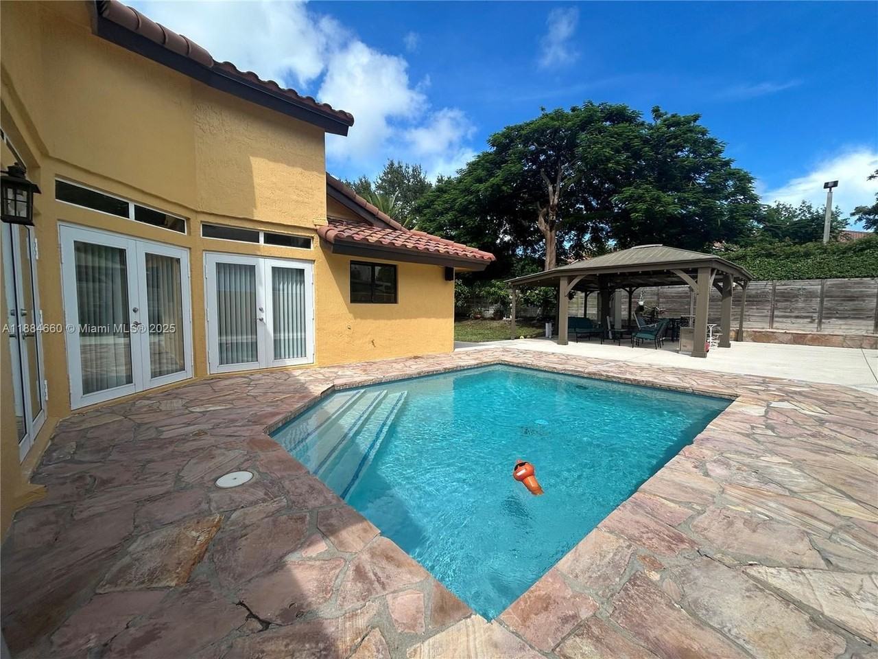 20627 Ne 9th Pl - Photo 2 of 20