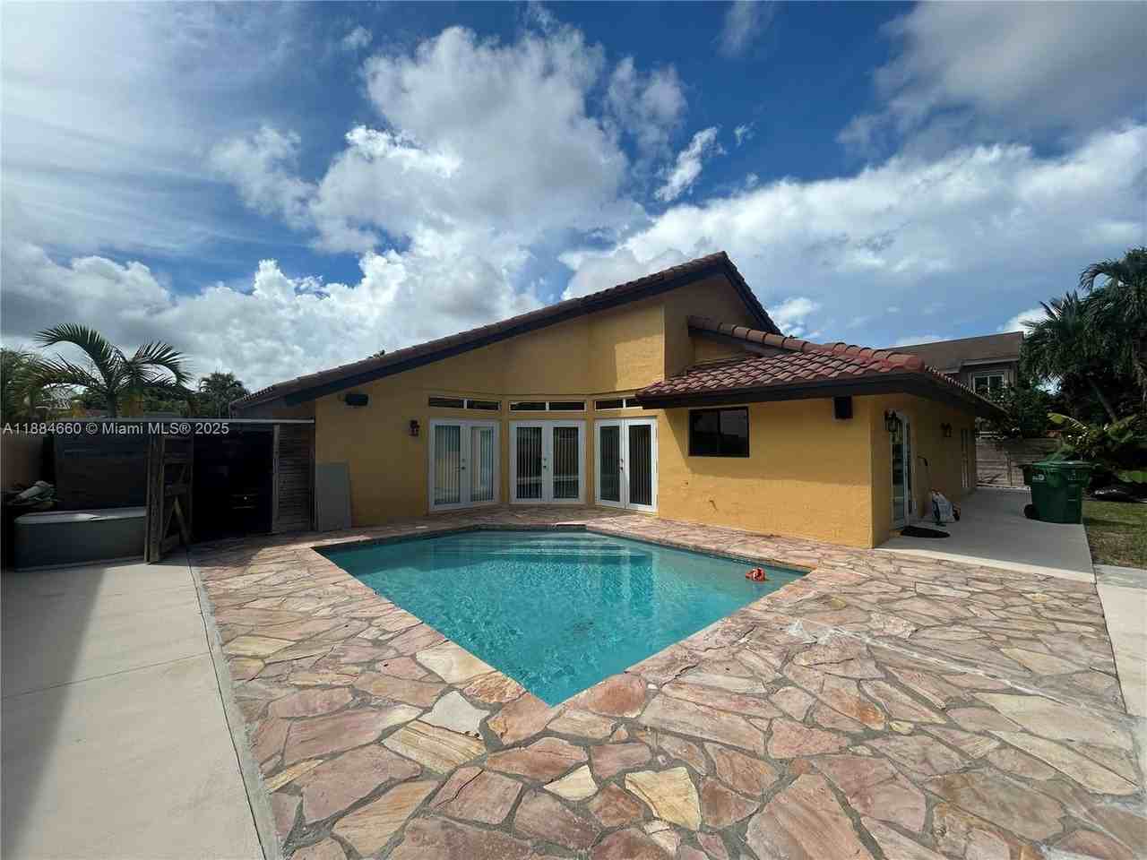 20627 Ne 9th Pl - Photo 3 of 20