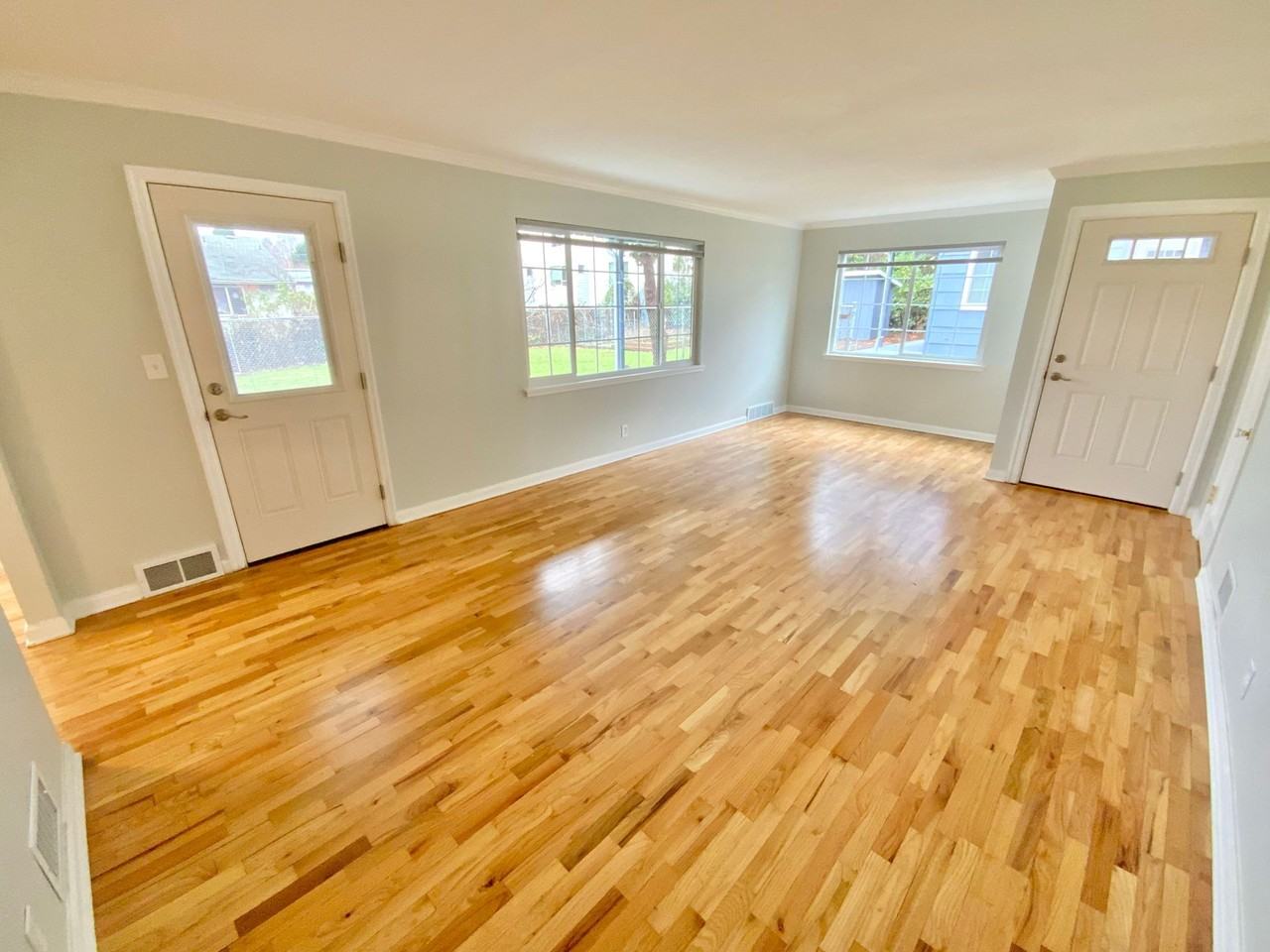 Beautiful Townhouse with Fenced Yard, Garage, and AC - Photo 4 of 24