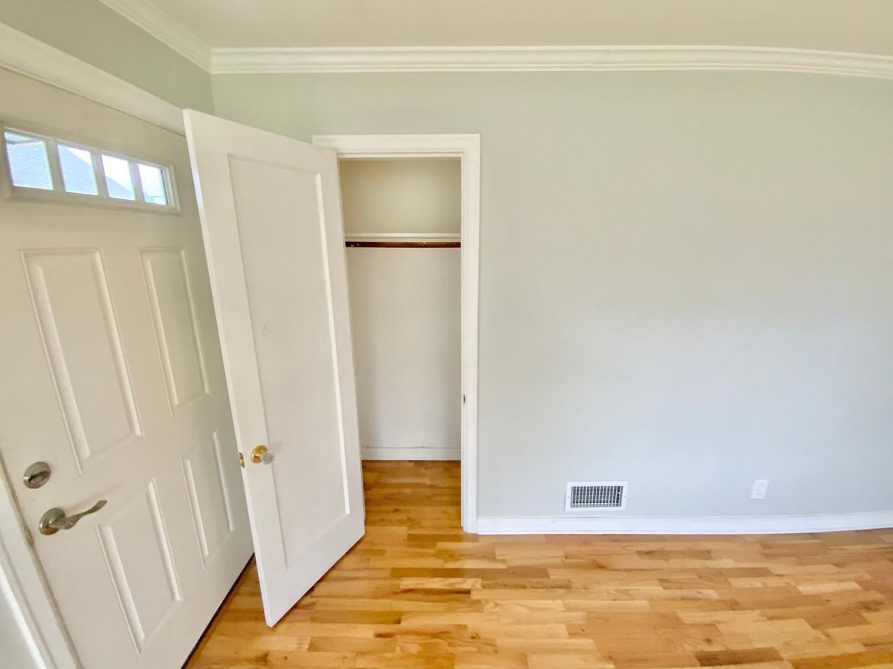 Beautiful Townhouse with Fenced Yard, Garage, and AC - Photo 5 of 24