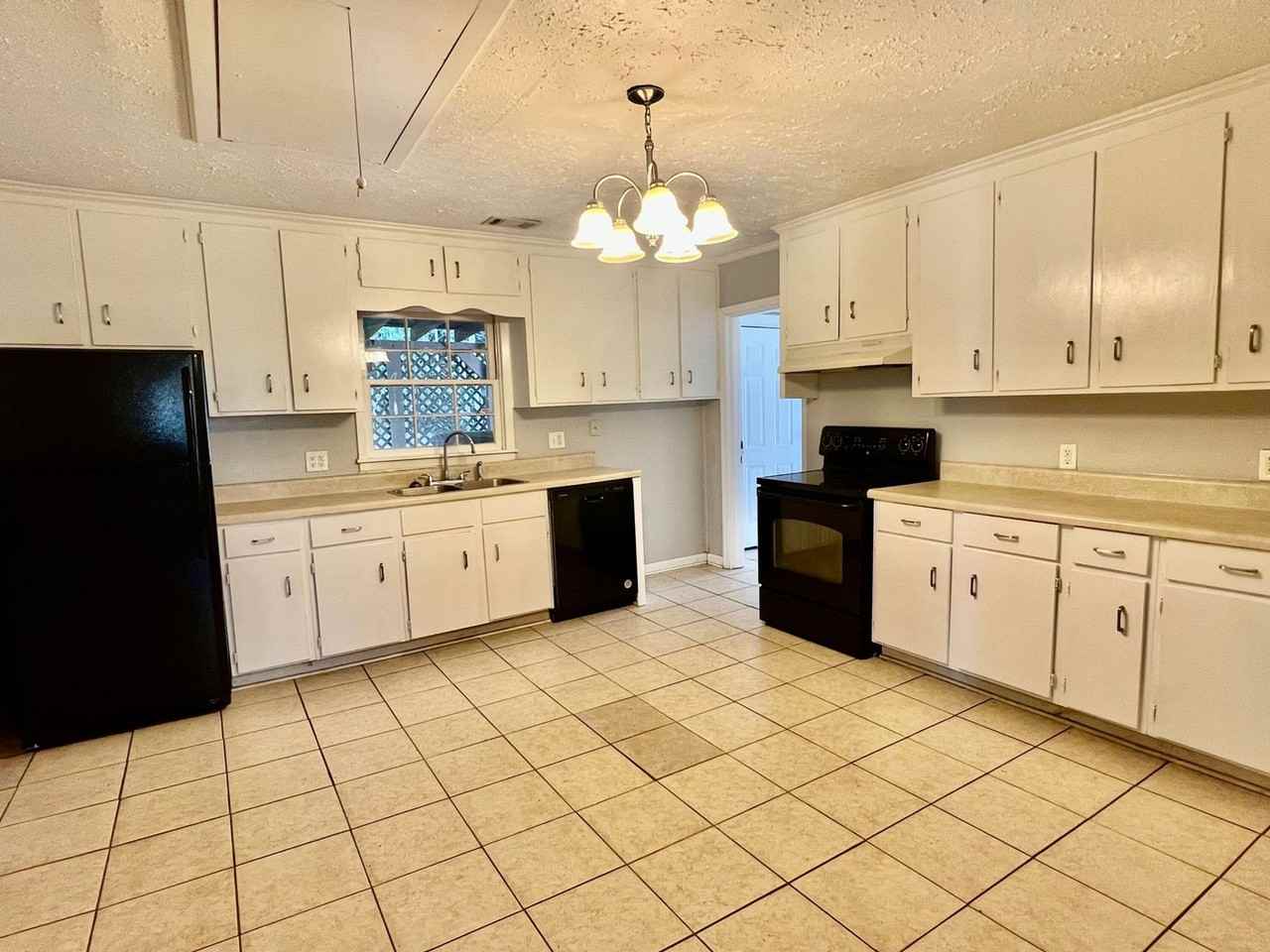 495 Ruth St - Photo 5 of 19