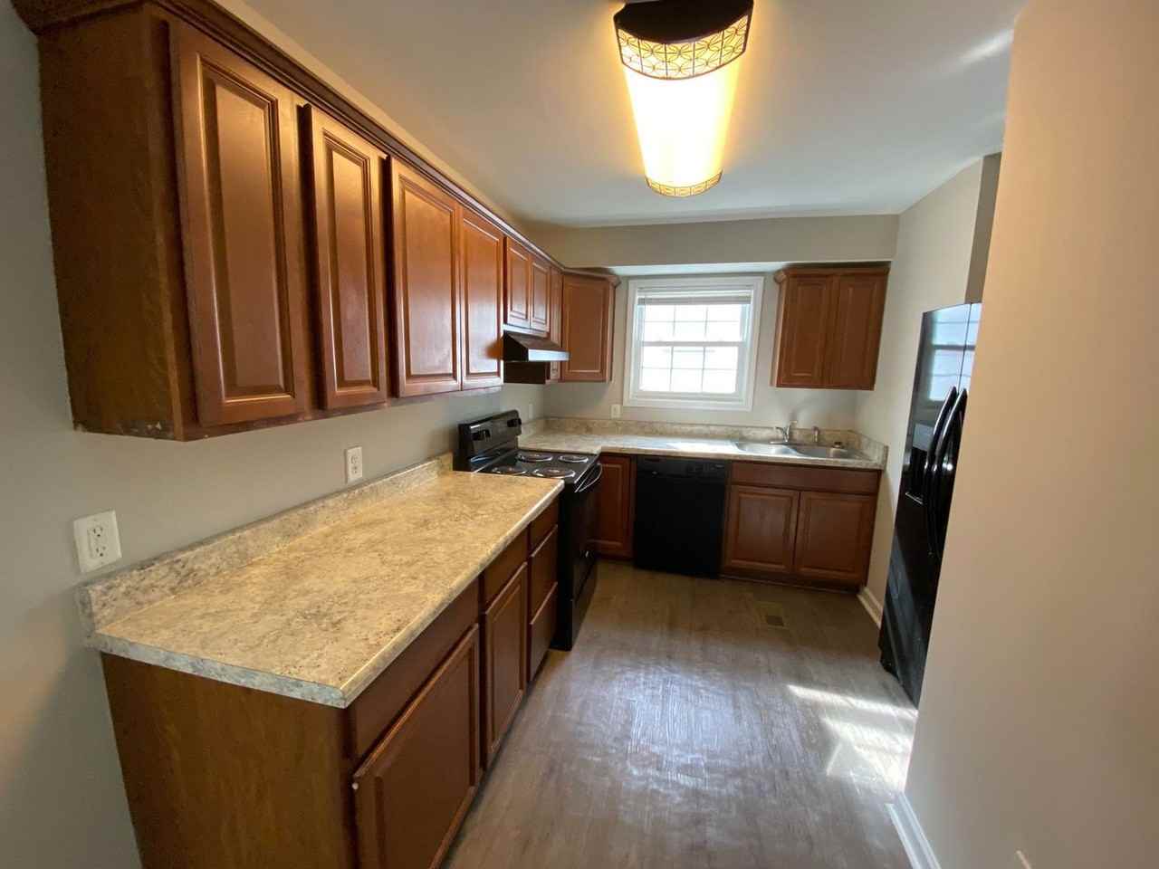 198 Little St #B - Photo 2 of 10