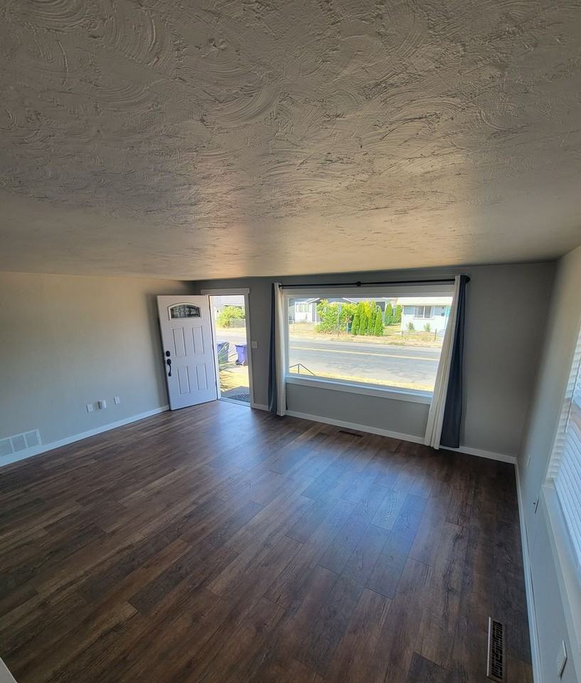 832 East 56th Street - Photo 5 of 23