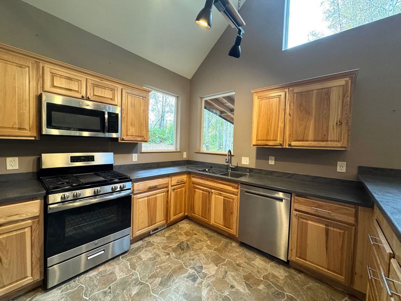 48588 Eileen St - Photo 3 of 18