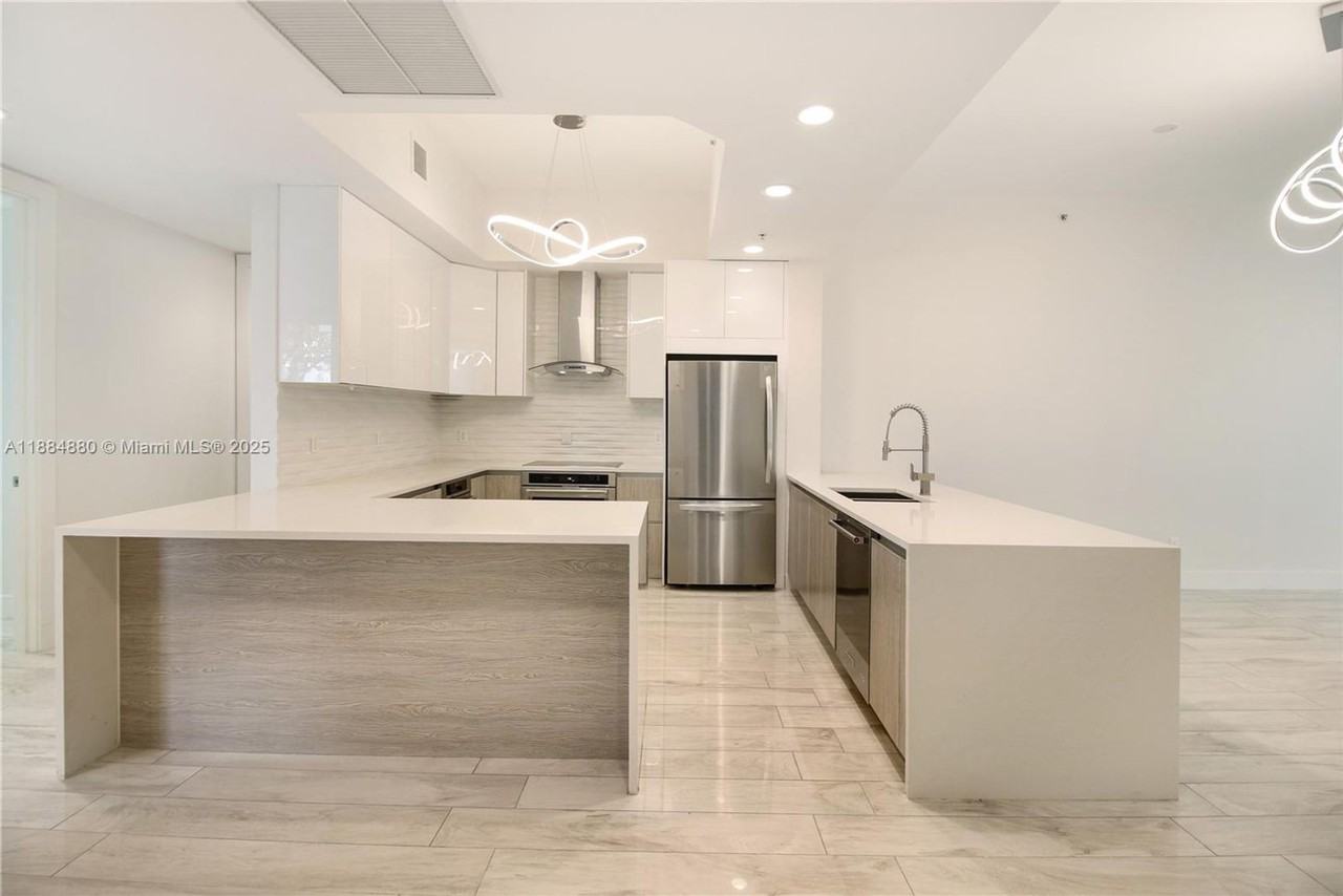 14951 Royal Oaks Ln - Photo 3 of 25