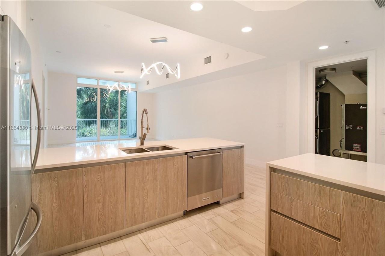 14951 Royal Oaks Ln - Photo 4 of 25