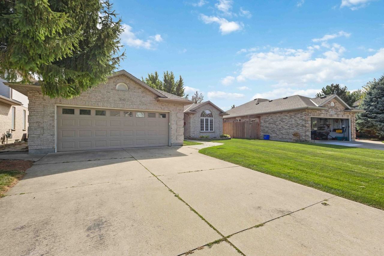 3140 Brookside Cres - Photo 3 of 50