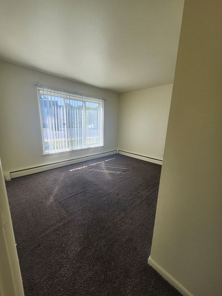 Mulford Park Apartments - Photo 6 of 24