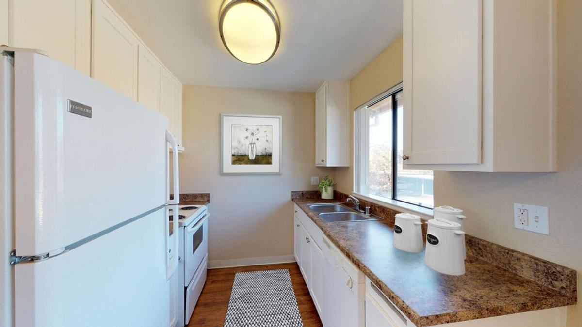 156 North Murrieta Boulevard - Photo 5 of 29