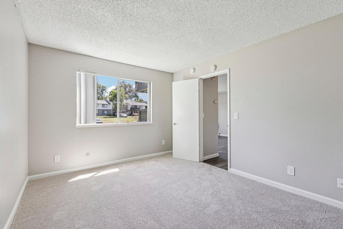 5643 Charlotte Way - Photo 6 of 29