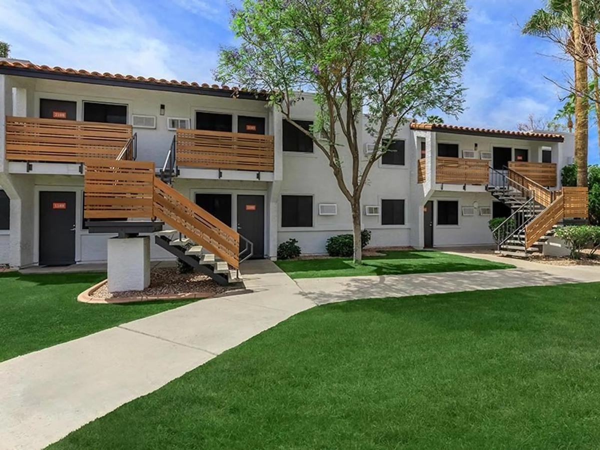 868 S Arizona Ave - Photo 3 of 44