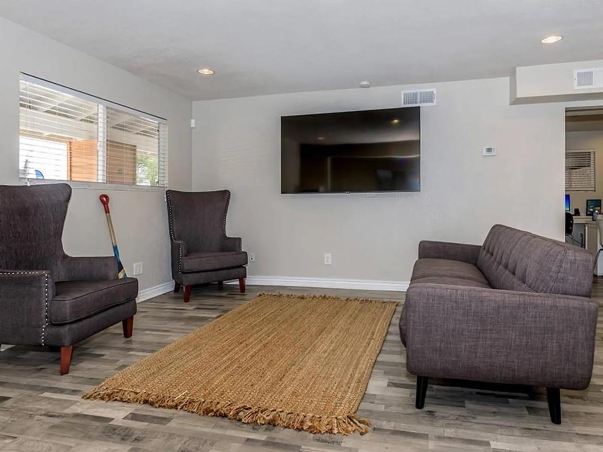 868 S Arizona Ave - Photo 5 of 44