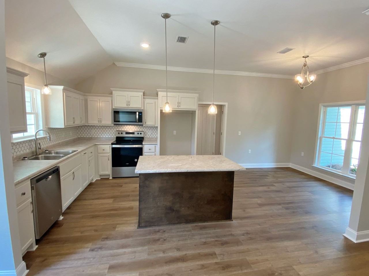 412 E Lawson St - Photo 5 of 17