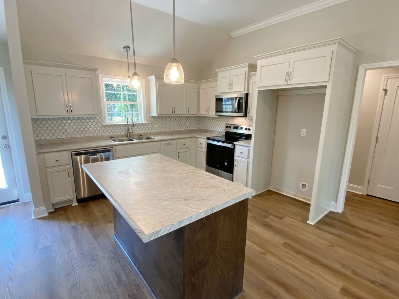 412 E Lawson St - Photo 7 of 17