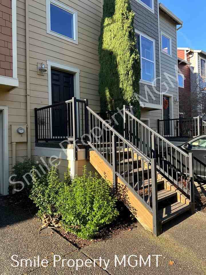 2253 Ne Sheffield Ave - Photo 2 of 12