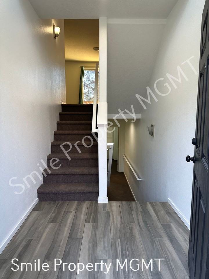 2253 Ne Sheffield Ave - Photo 3 of 12