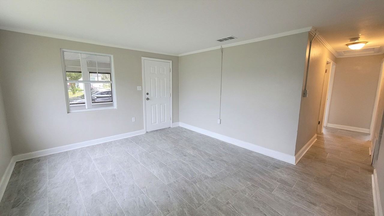 1007 Ne 23rd St - Photo 3 of 16