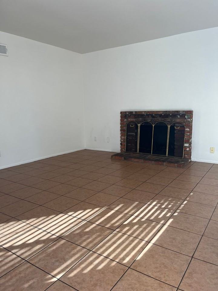 901 W Crestview St - Photo 2 of 10