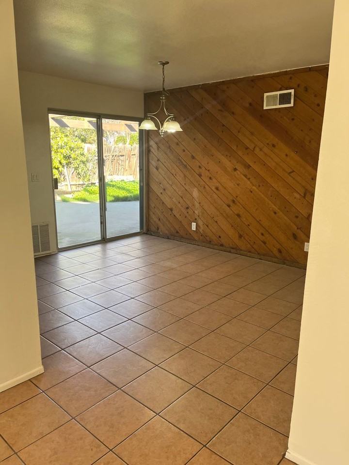 901 W Crestview St - Photo 3 of 10