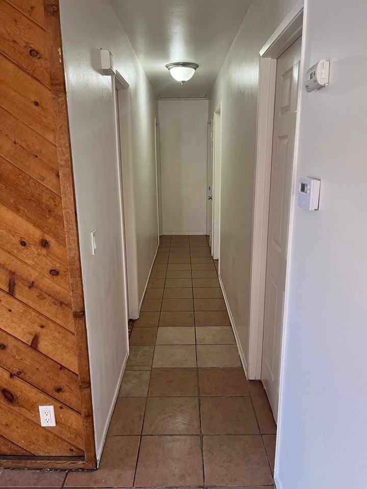 901 W Crestview St - Photo 5 of 10