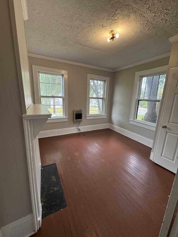 927 Highland Ave - Photo 2 of 10