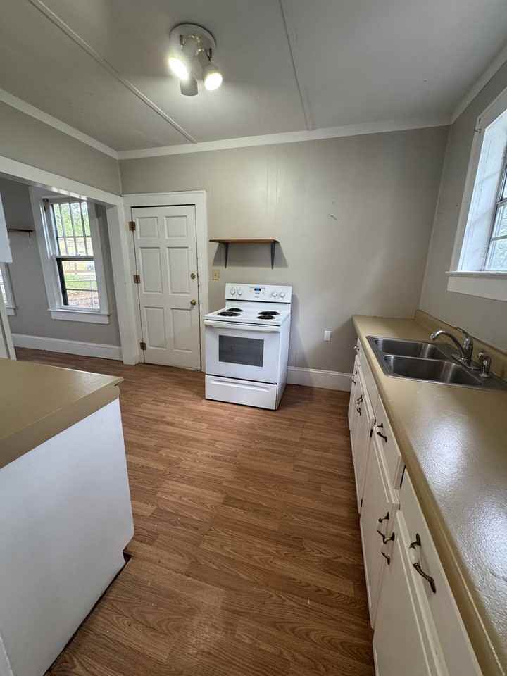 927 Highland Ave - Photo 5 of 10