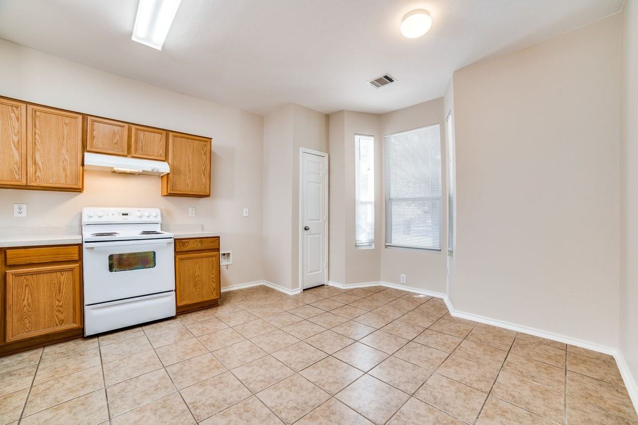 10208 Lateleaf Oak - Photo 2 of 12