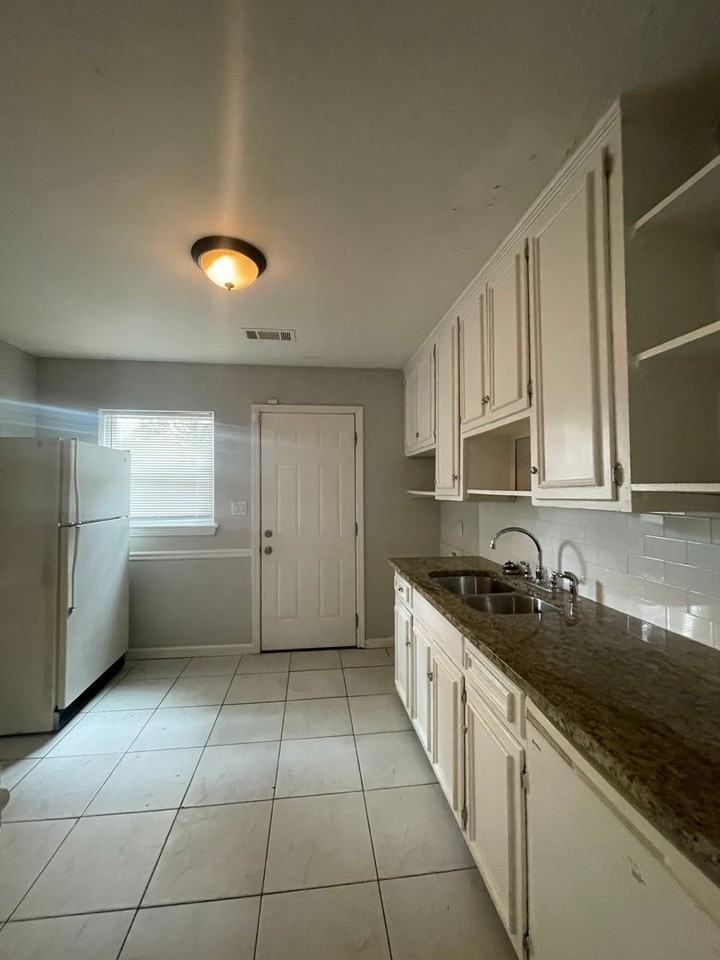 916 Grenada Dr - Photo 7 of 13